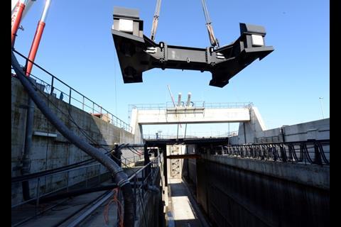 Gate track repairs in the Kaiserschleuse